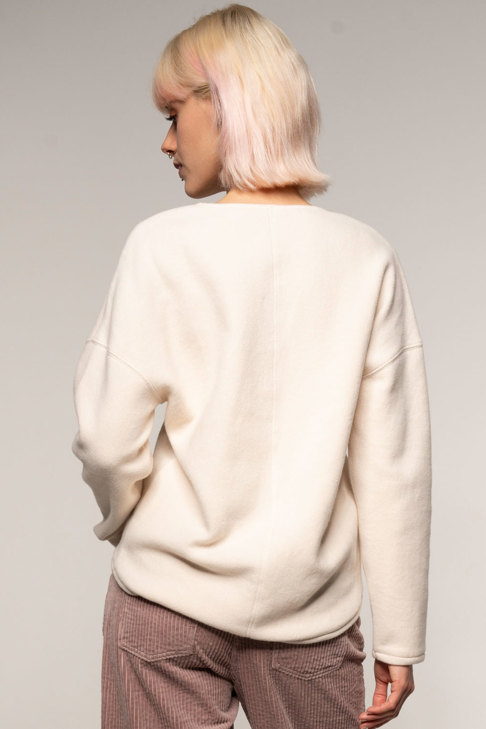 Alma & Lovis Teddy V Neck Auster 2